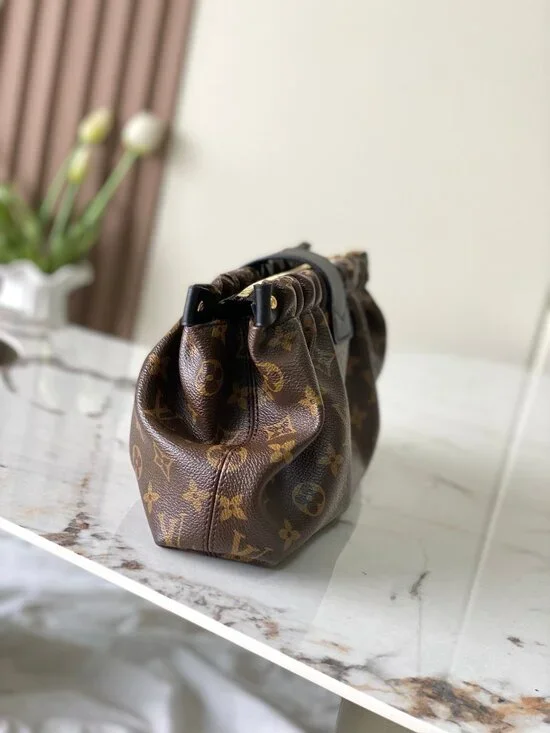 Classic Louis Vuitton Bag: A Stylish and Versatile Choice for Elegance - Picture 4 of 8